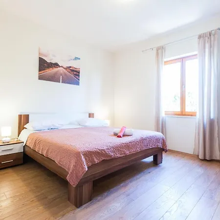 Marina 3 Bdr With Parking Apartment